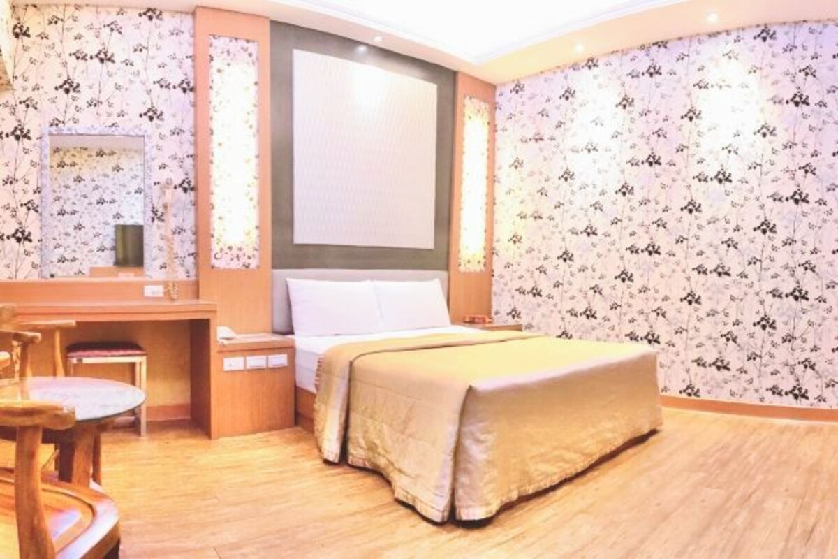 Down comforters, blackout drapes, WiFi (free), bed sheets