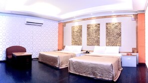 Quarto quádruplo família, 2 camas Queen | Edredons de pluma, cortinas blackout, Wi-Fi de cortesia, roupa de cama