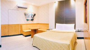 Quarto casal empresarial | Edredons de pluma, cortinas blackout, Wi-Fi de cortesia, roupa de cama
