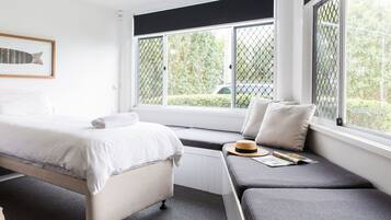 4 bedrooms, iron/ironing board, internet, bed sheets