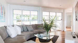 TV - POOL - OCEAN VIEWS - PET FRIENDLY (SUNSHINE BEACH)