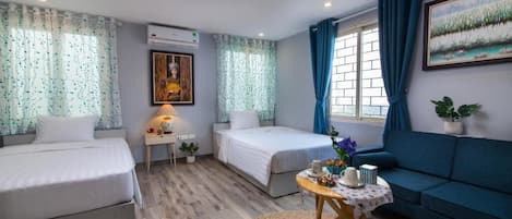 Phòng đôi Deluxe | Minibar, bàn, bàn ủi/dụng cụ ủi quần áo