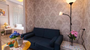 Kamar Double Deluks | Ruang keluarga | TV layar datar