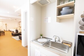 Căn hộ (1F) | Bếp nhỏ riêng | Tủ lạnh, lò vi sóng, bếp nấu, ấm điện 