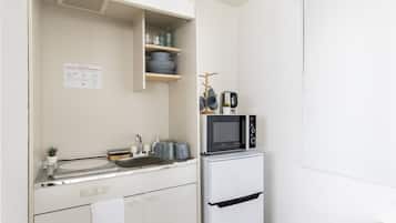Departamento (2F) | Cocineta privada | Refrigerador, microondas, parrilla de estufa y tetera eléctrica