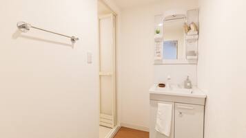 公寓 (1F) | 浴室 | 独立的浴缸和淋浴、吹风机、拖鞋、坐浴桶