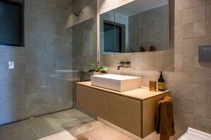 Douche, sèche-cheveux, serviettes fournies, savon