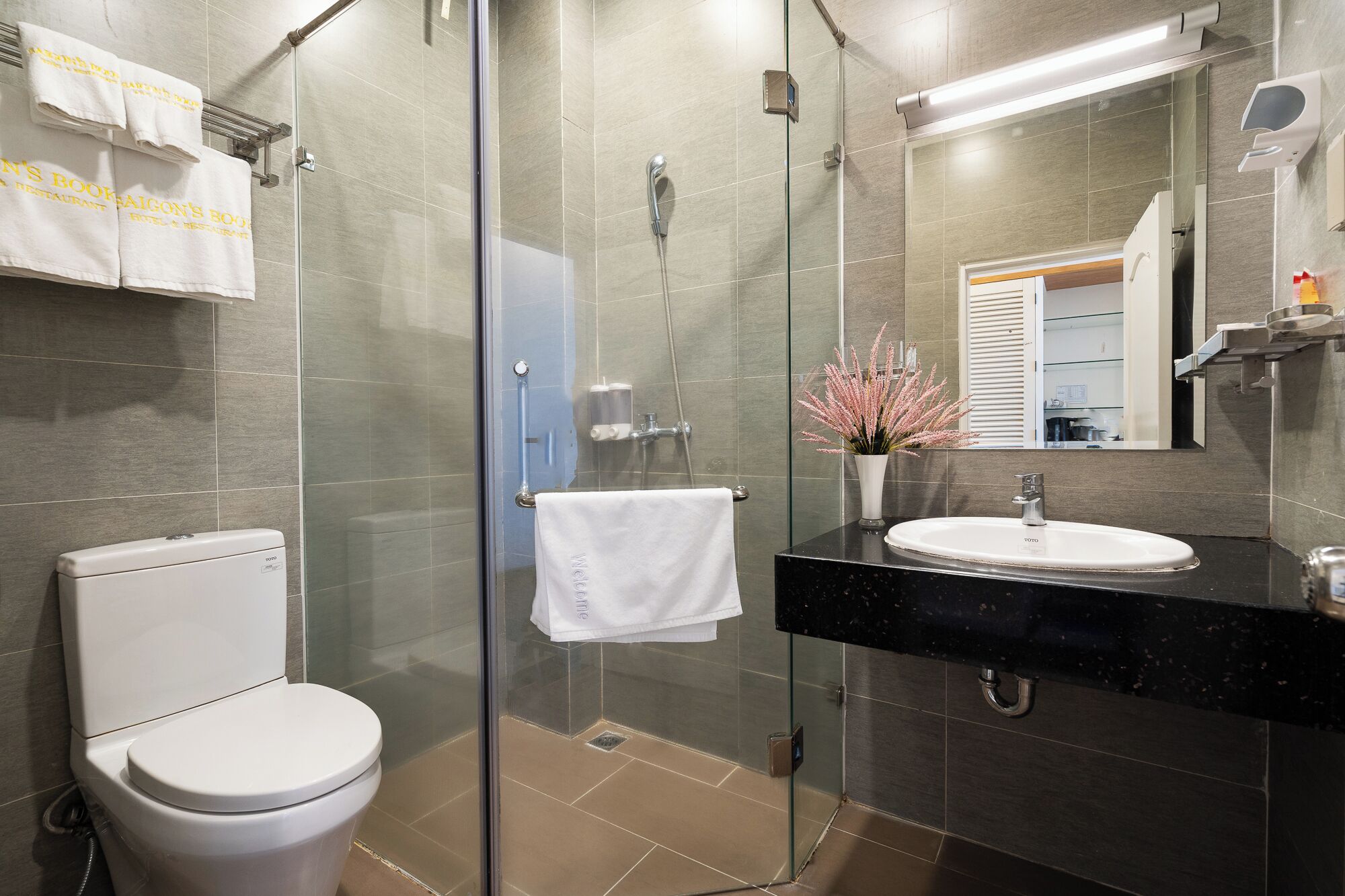 Superior Double Room | Bathroom | Free toiletries, slippers, bidet, towels