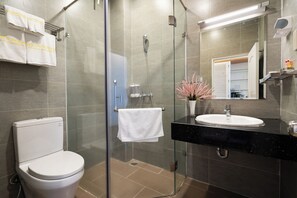 Habitación doble superior | Baño | Artículos de higiene personal gratuitos, zapatillas, bidé y toallas