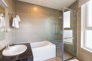 Kahden hengen huone | Kylpyhuone | Ilmaiset hygieniatuotteet, tohvelit, bidee, pyyhkeet