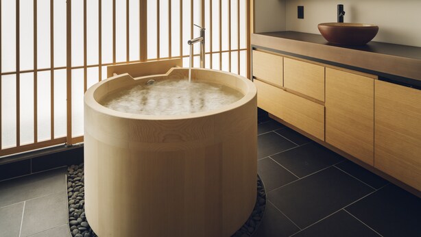 Bathtub dan shower terpisah dan perlengkapan mandi gratis