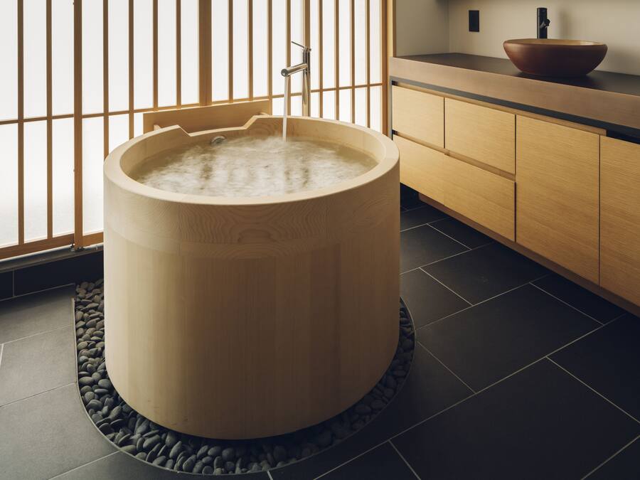 Baignoire et douche séparées, articles de toilette gratuits