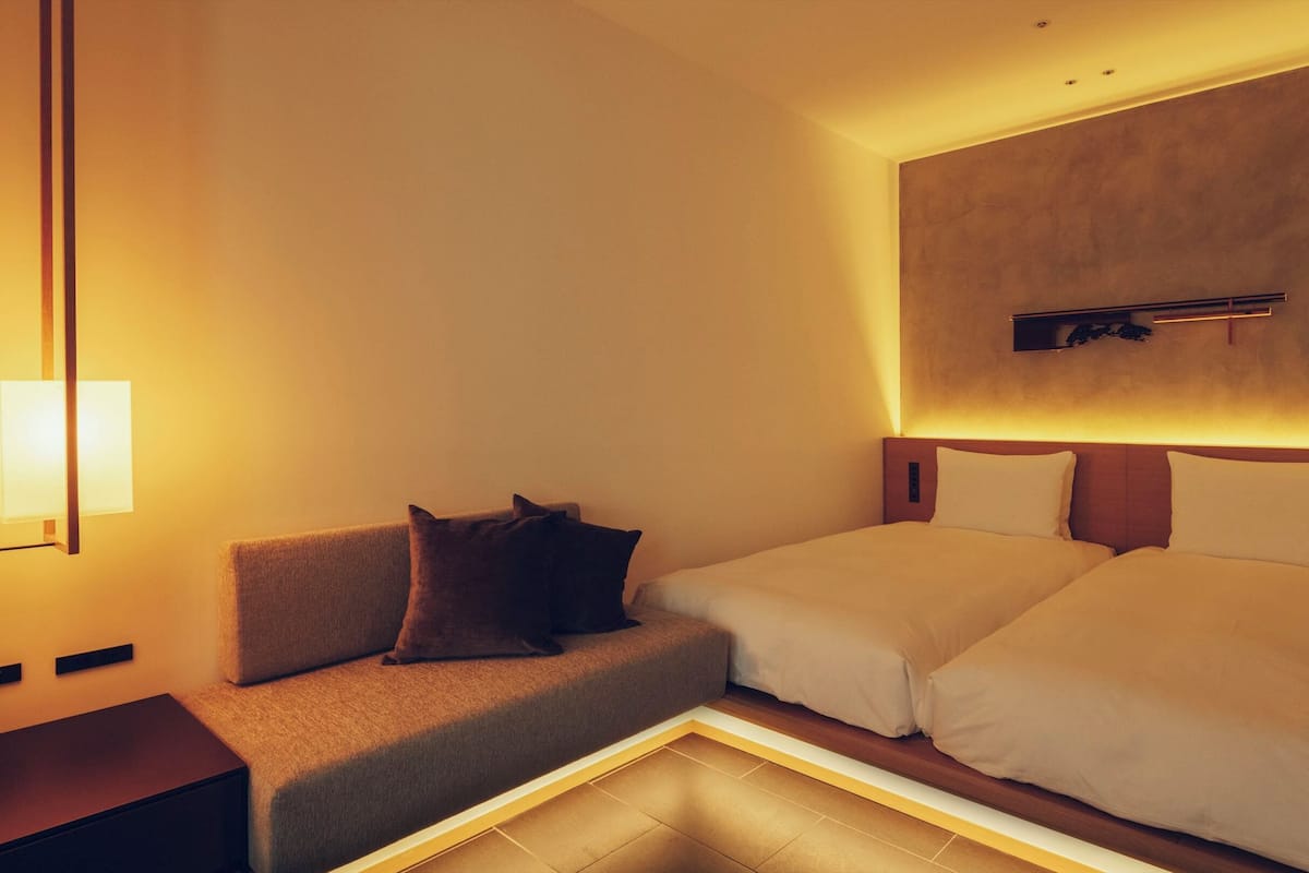 Down comforters, in-room safe, WiFi (free), bed sheets