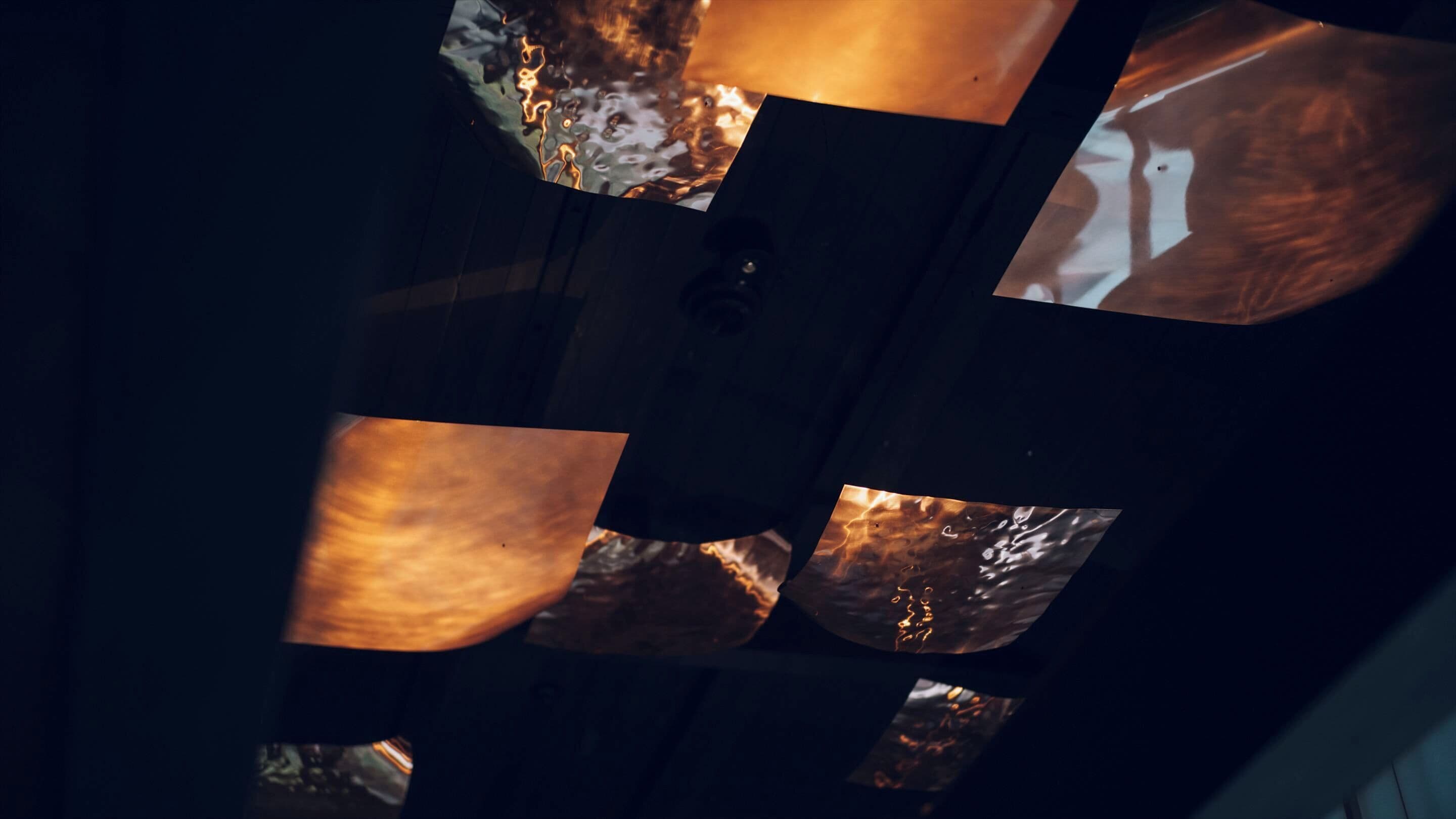 Primer plano de un vitral con patrones geométricos y reflejos.