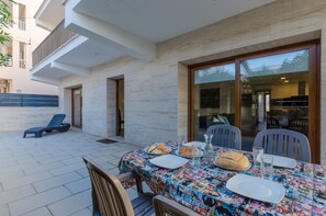 Outdoor dining - YourHouse Cardinal (Can Picafort)