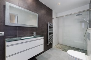 Bathtub, hair dryer, towels - YourHouse Cardinal (Can Picafort)