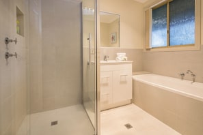 Badewanne, Haartrockner, Handtücher, Seife