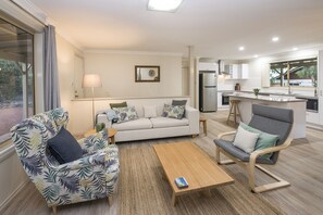 TV, fireplace, books - Little Gem: comfy beds, wi-fi, pet-friendly, walk to beach! (Dunsborough)