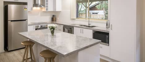 Réfrigérateur, micro-ondes, four, plaque de cuisson