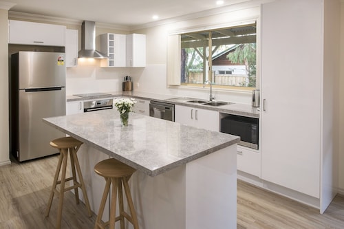 Little Gem: comfy beds, wi-fi, pet-friendly, walk to beach!