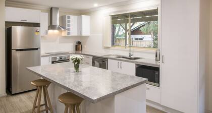 Little Gem: comfy beds, wi-fi, pet-friendly, walk to beach!