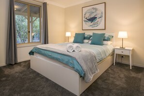 3 bedrooms, iron/ironing board, free WiFi, bed sheets - Little Gem: comfy beds, wi-fi, pet-friendly, walk to beach! (Dunsborough)