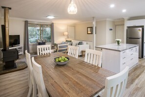 Interior - Little Gem: comfy beds, wi-fi, pet-friendly, walk to beach! (Dunsborough)