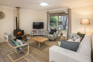 TV, fireplace, books - Little Gem: comfy beds, wi-fi, pet-friendly, walk to beach! (Dunsborough)