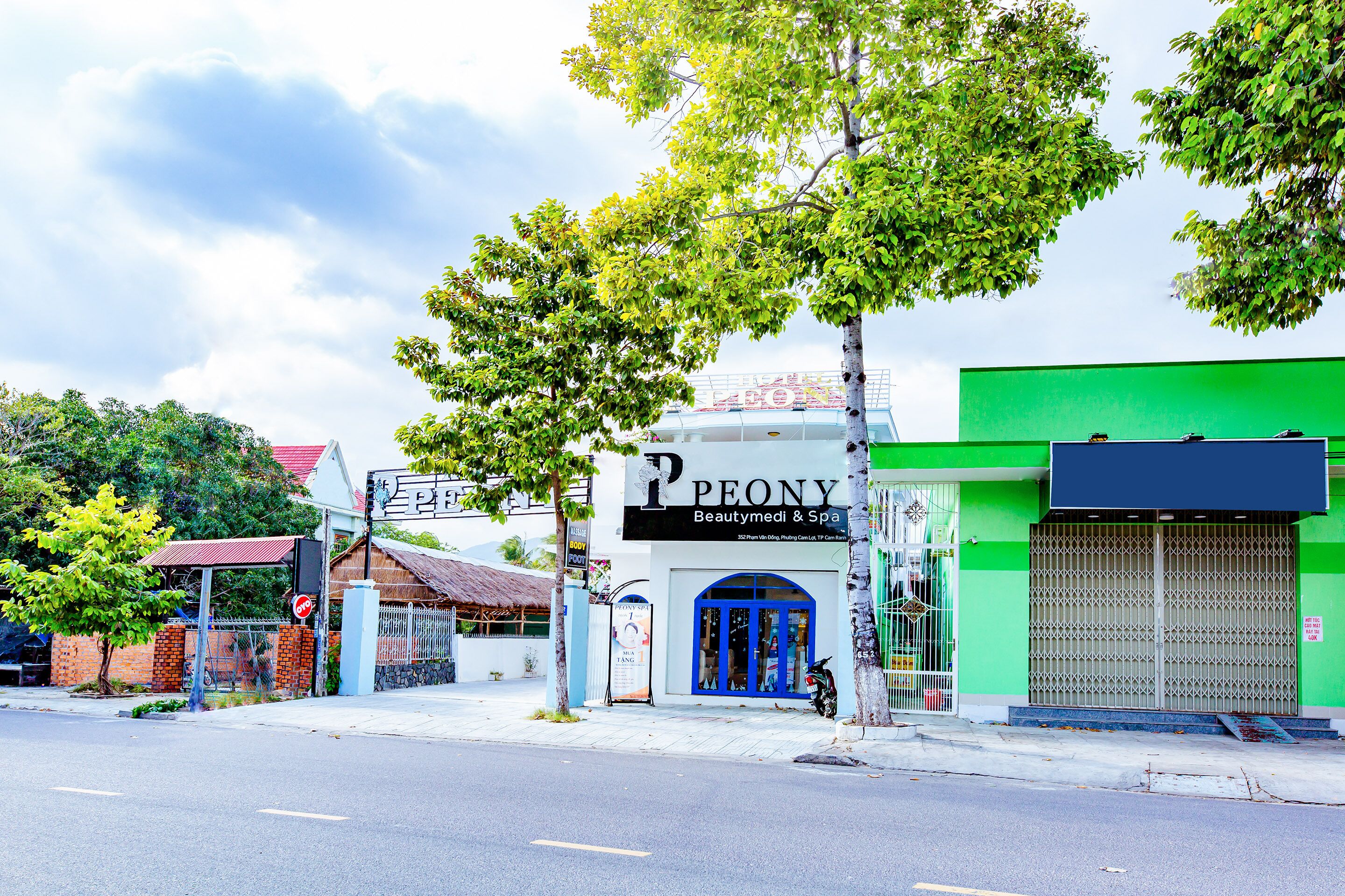 A building with a blue entrance and a sign that reads "PEONY Beautymedi & Spa".