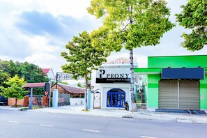 A building with a blue entrance and a sign that reads "PEONY Beautymedi & Spa".