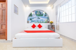 Deluxe Triple Room | Minibar, desk, free WiFi, bed sheets - Super OYO 598 Peony Hotel (Cam Ranh)