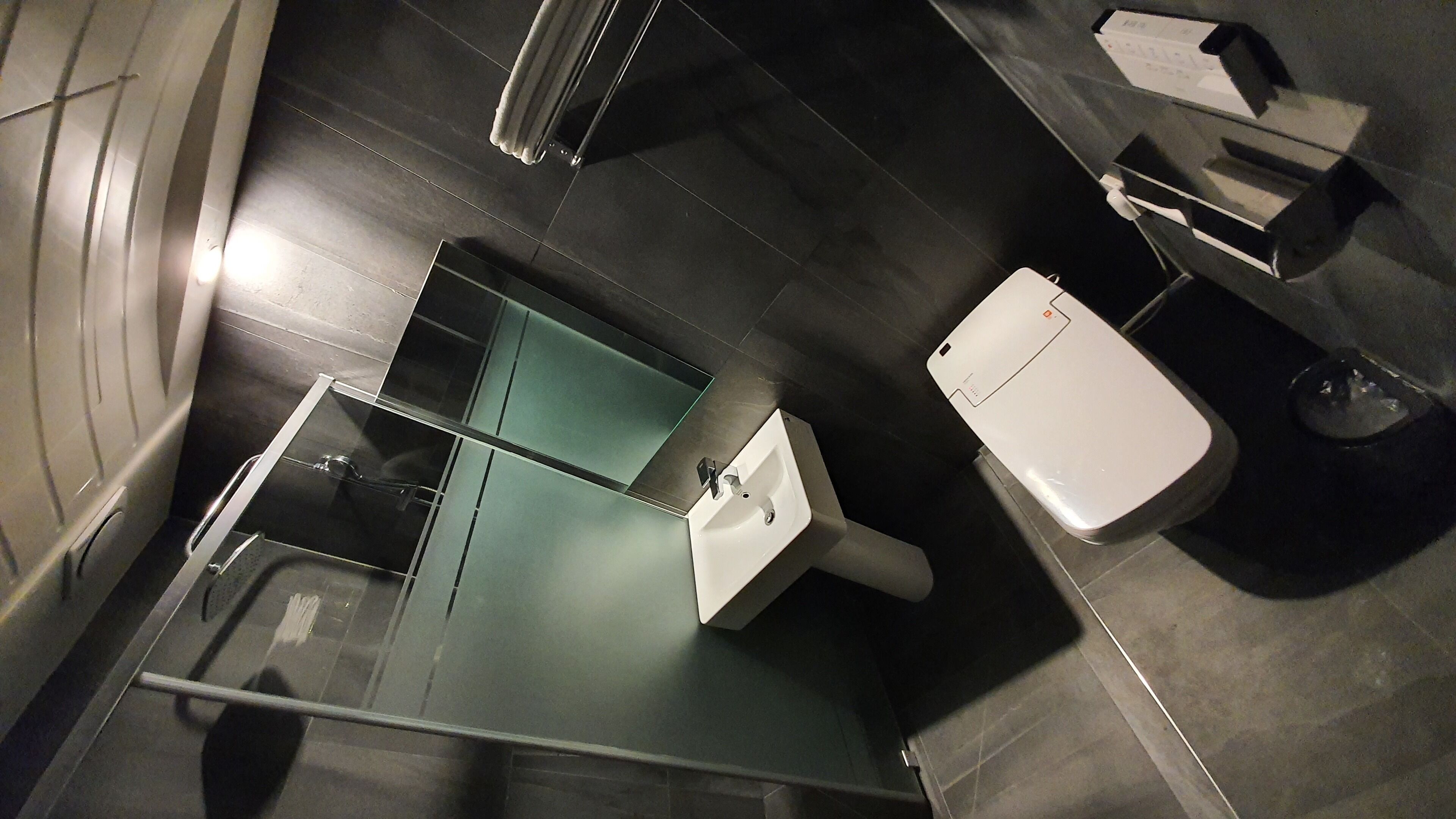 deluxe room | bathroom | jetted bath, hydromassage showerhead, free toiletries, hair dryer