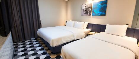 Une chambre d’hôtel avec deux lits, une grande fenêtre avec des rideaux, une œuvre d’art accrochée au mur et un sol à motifs géométriques.