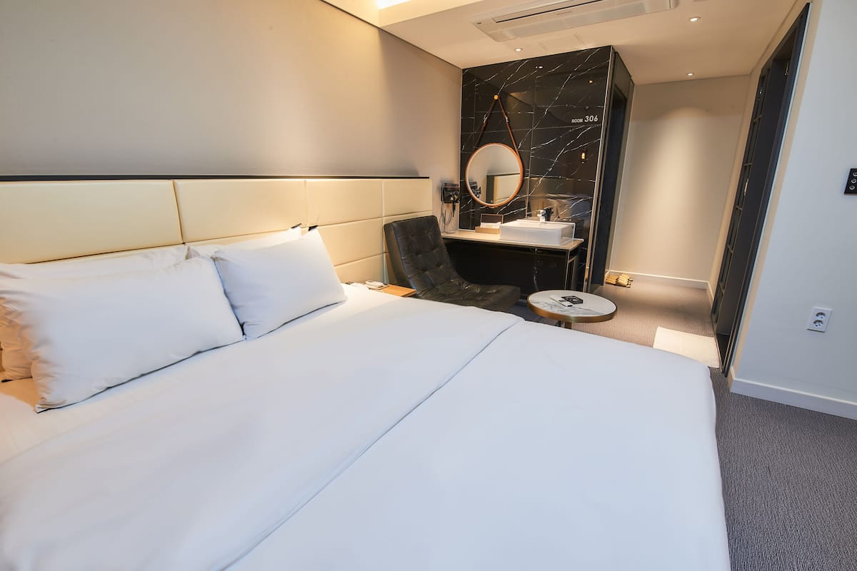 Chambre Premium | Literie de qualité supérieure, matelas mémoire de forme, minibar
