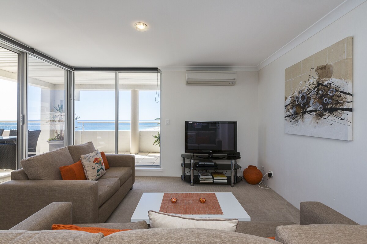 Panoramic Apartment | Living area | 55-inch LCD TV with digital channels, TV, DVD player