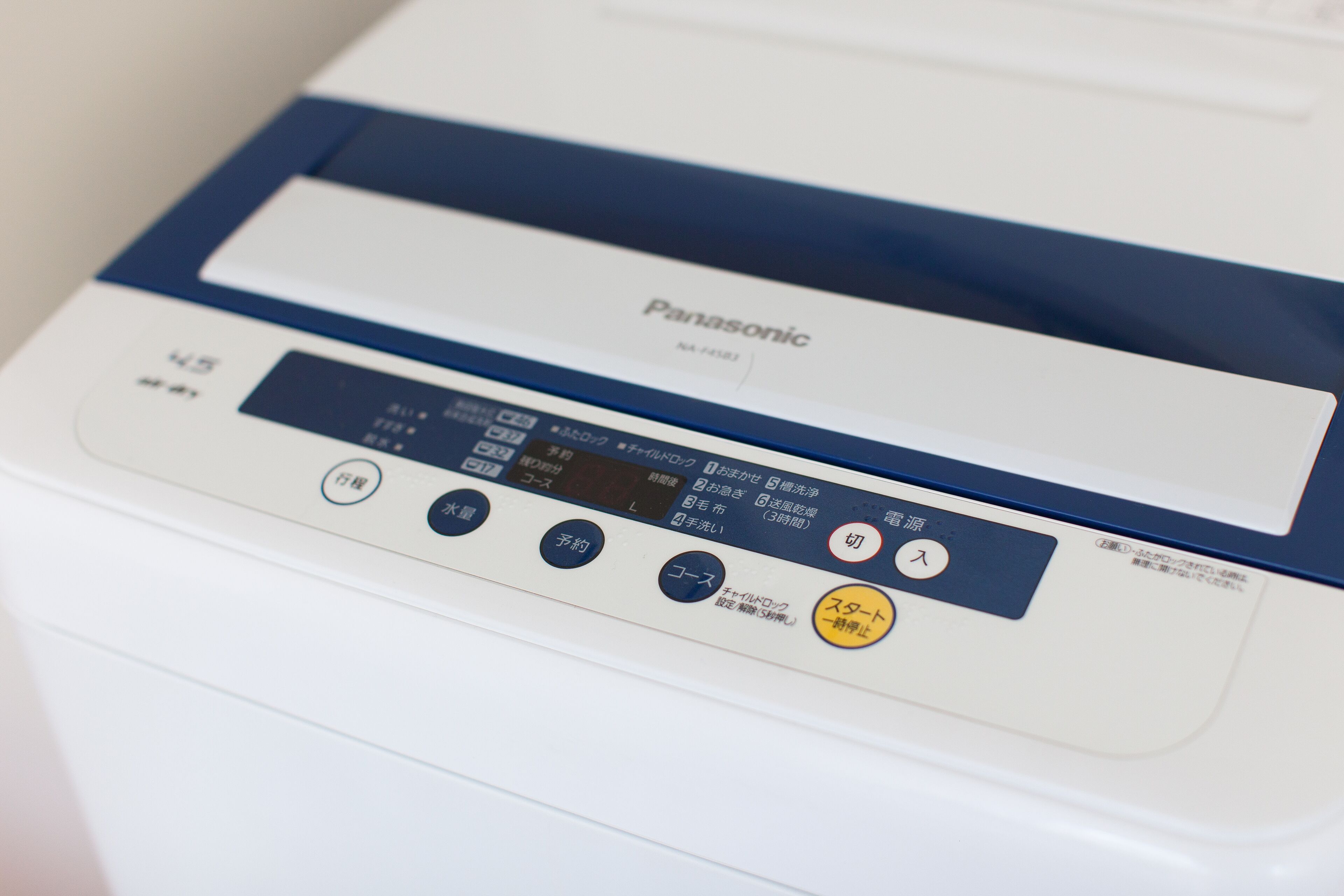 Een Panasonic printer met een digitaal beeldscherm en meerdere knoppen.