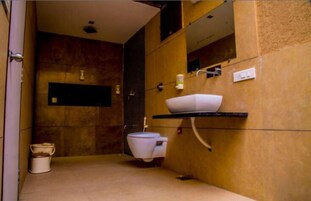 Ducha, artículos de tocador gratuitos, toallas