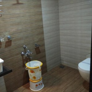 Shower, rainfall showerhead, free toiletries, slippers - Hotel Amber (Vadodara)