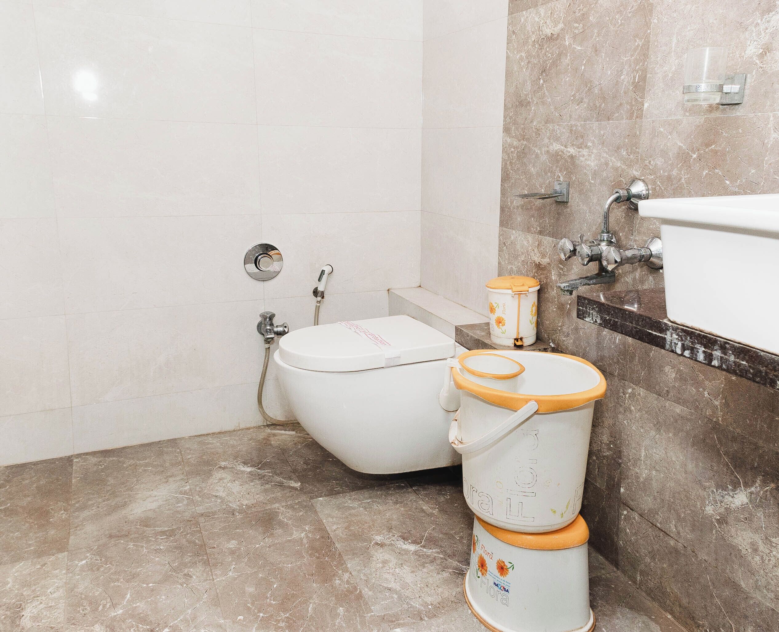 Deluxe Room | Bathroom | Shower, rainfall showerhead, free toiletries, slippers