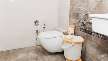 Deluxe Room | Bathroom | Shower, rainfall showerhead, free toiletries, slippers