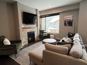 Een smart-tv en een open haard