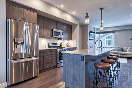 Cozy Ski-In/Ski-Out Escape: 3BR Echo Landing Home Near Orient Chairlift Sleeps 7