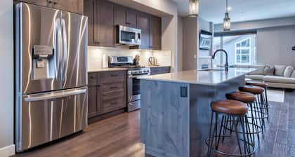 Cozy Ski-In/Ski-Out Escape: 3BR Echo Landing Home Near Orient Chairlift Sleeps 7