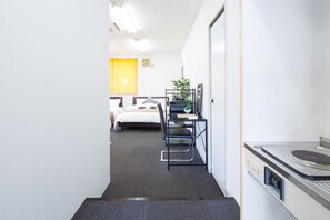 Standard Room | Private kitchenette | Fridge, microwave, stovetop, cookware/dishes/utensils