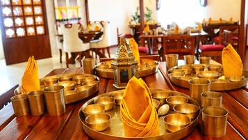 Lunsj og middag serveres, indiske retter