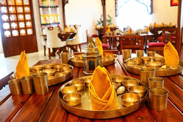 Serveert lunch en diner, Indische gerechten