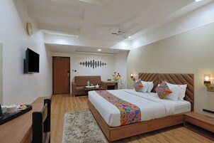 Deluxe Room | In-room safe, individually decorated, individually furnished, desk