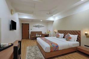 Deluxe Room | In-room safe, individually decorated, individually furnished, desk - Hotel Ambassador (Vadodara)