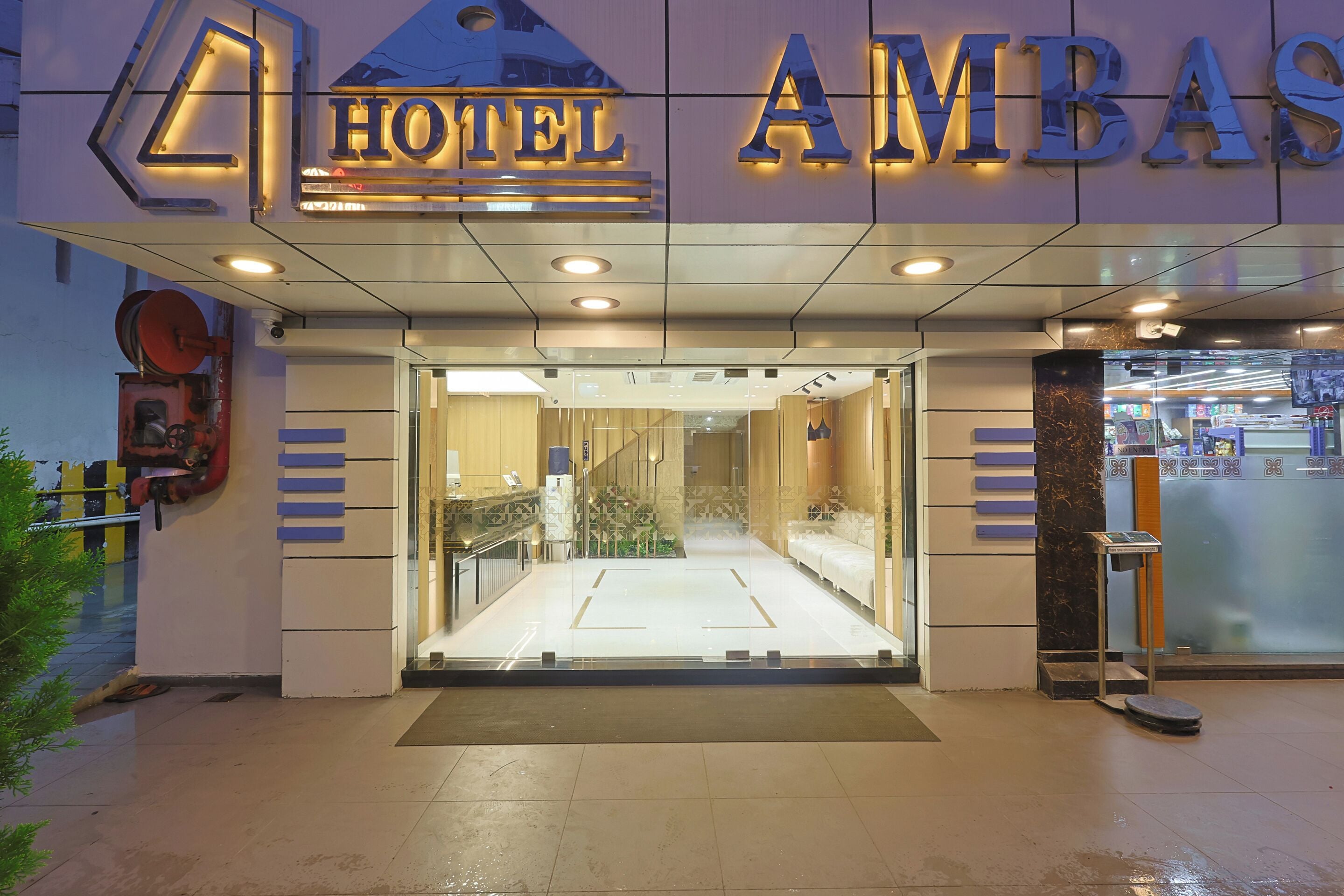 Ein Hotel mit modernem Design, inklusive Glastür und einem einsehbaren Empfangsbereich.