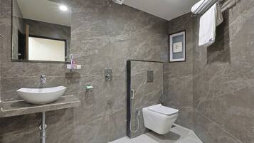 Executive kamer | Badkamer | Een douche, gratis toiletartikelen, pantoffels, handdoeken